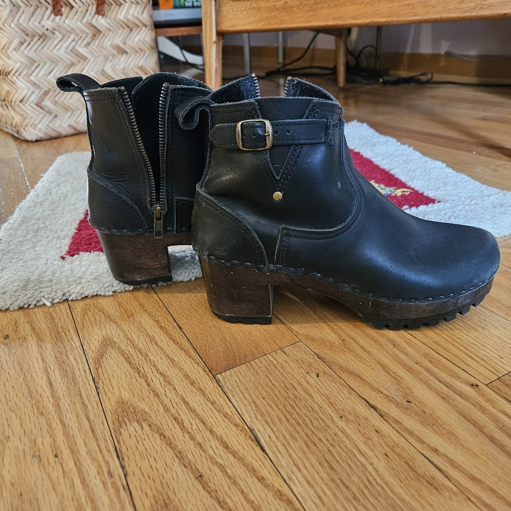 No.6 5" Buckle Boot on Mid Tread in Black on Coffee Base